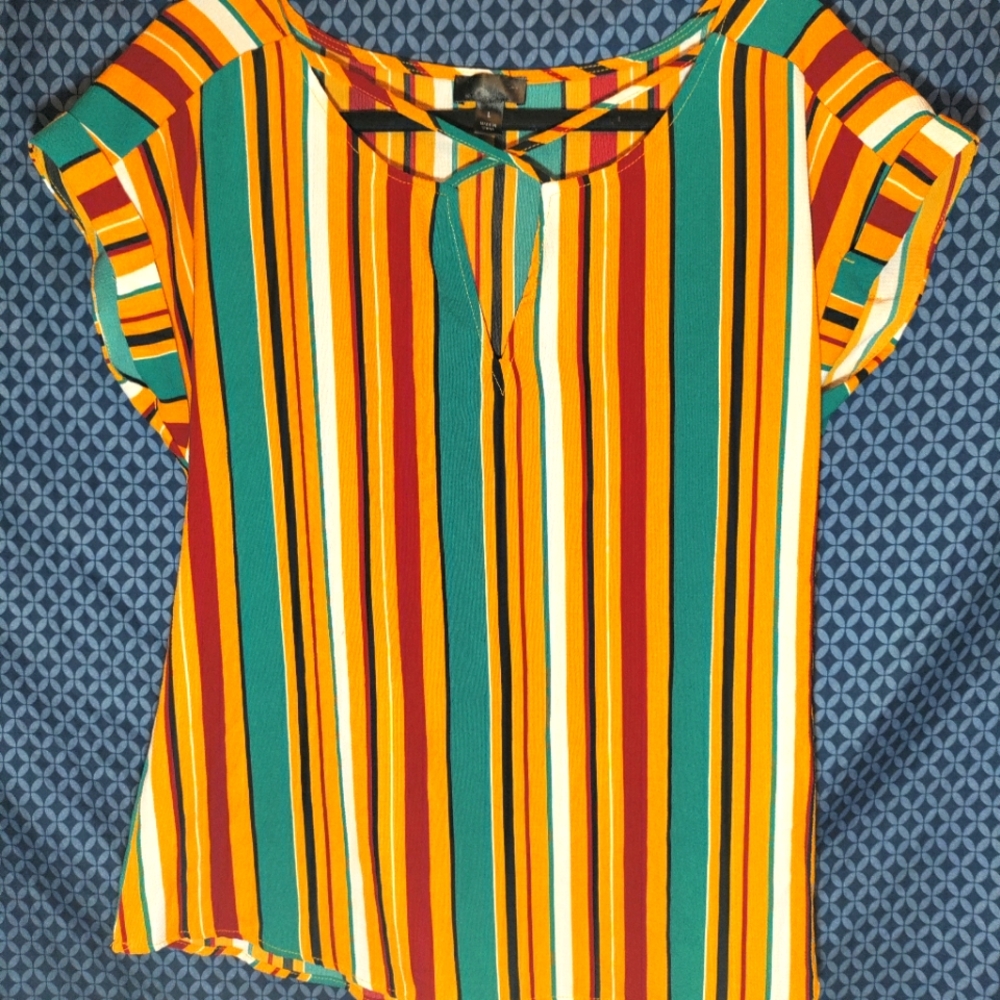 Justify - Short sleeve polyester top with criss cross v neck. Size- L